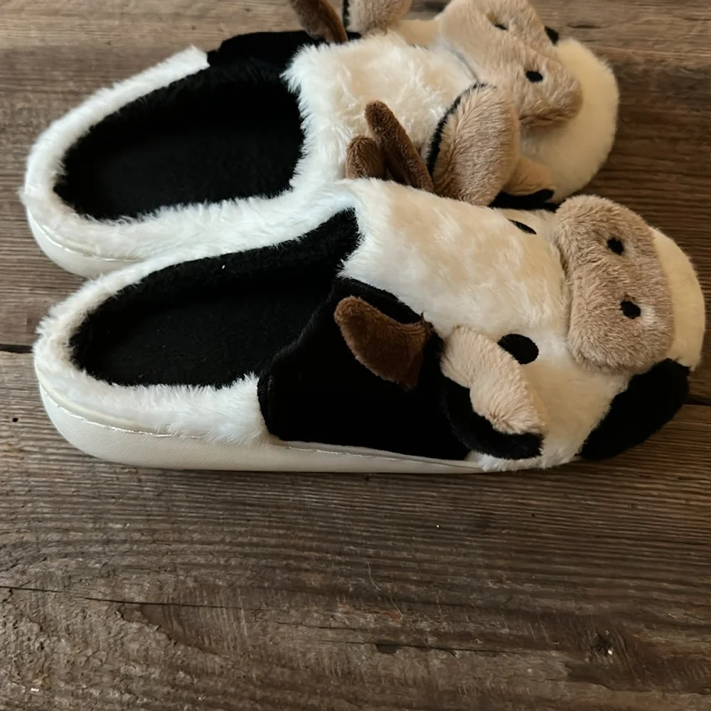 Adorable Cow-Themed Slipper, size 7-8 women - Picture 4 of 5